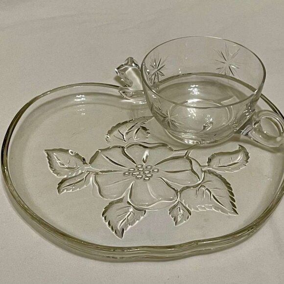 Vintage Hazel Atlas Apple Blossom Snack Plate with Cup – 1950s – Apple-Shaped - Picture 3 of 4